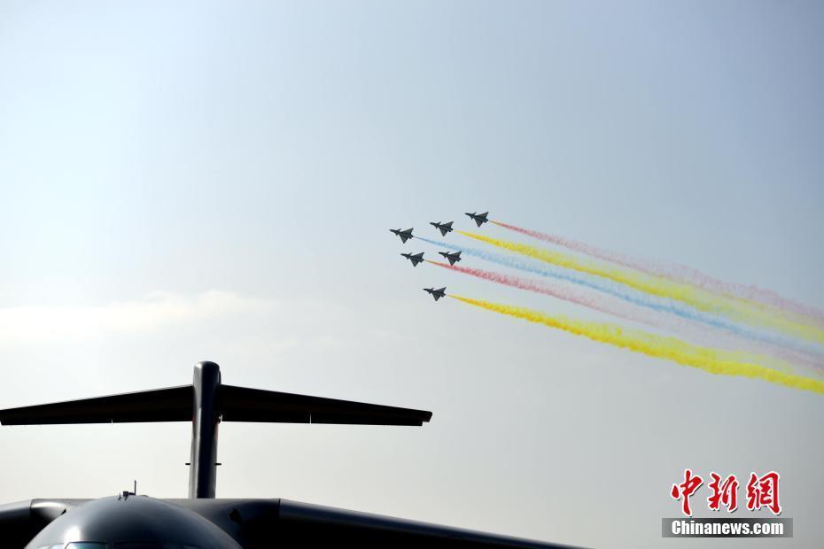 多機楔隊超低空通場