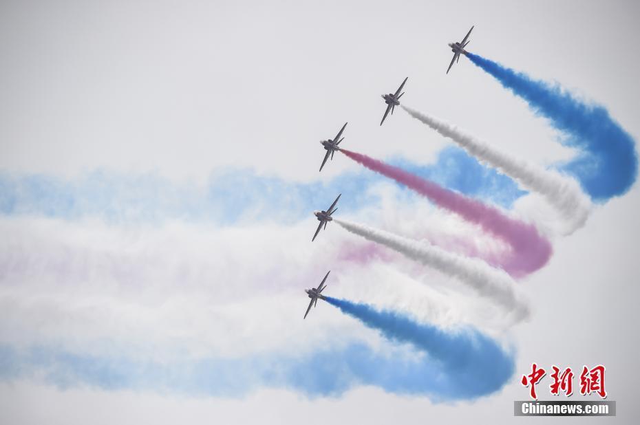 多機楔隊俯沖上升轉彎