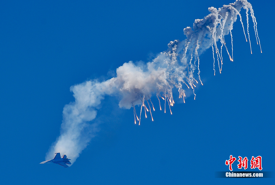 俄羅斯“勇士”表演隊的蘇27“眼鏡蛇動作”