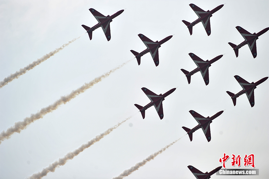 英國皇家空軍“紅箭”飛行表演隊攜“鷹”表演