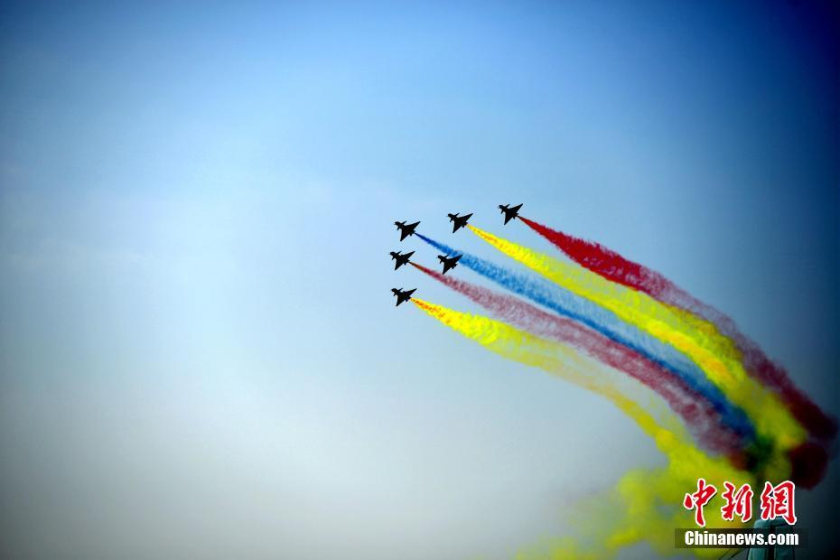 中國空軍八一飛行表演隊上演“空中芭蕾”。