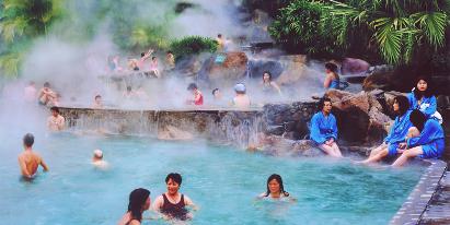 【清遠2天】<山其洞度假村、泡森林溫泉、千谷溪瀑布 越野車、奇跡花園賞花、營地燒烤篝火露ktv>