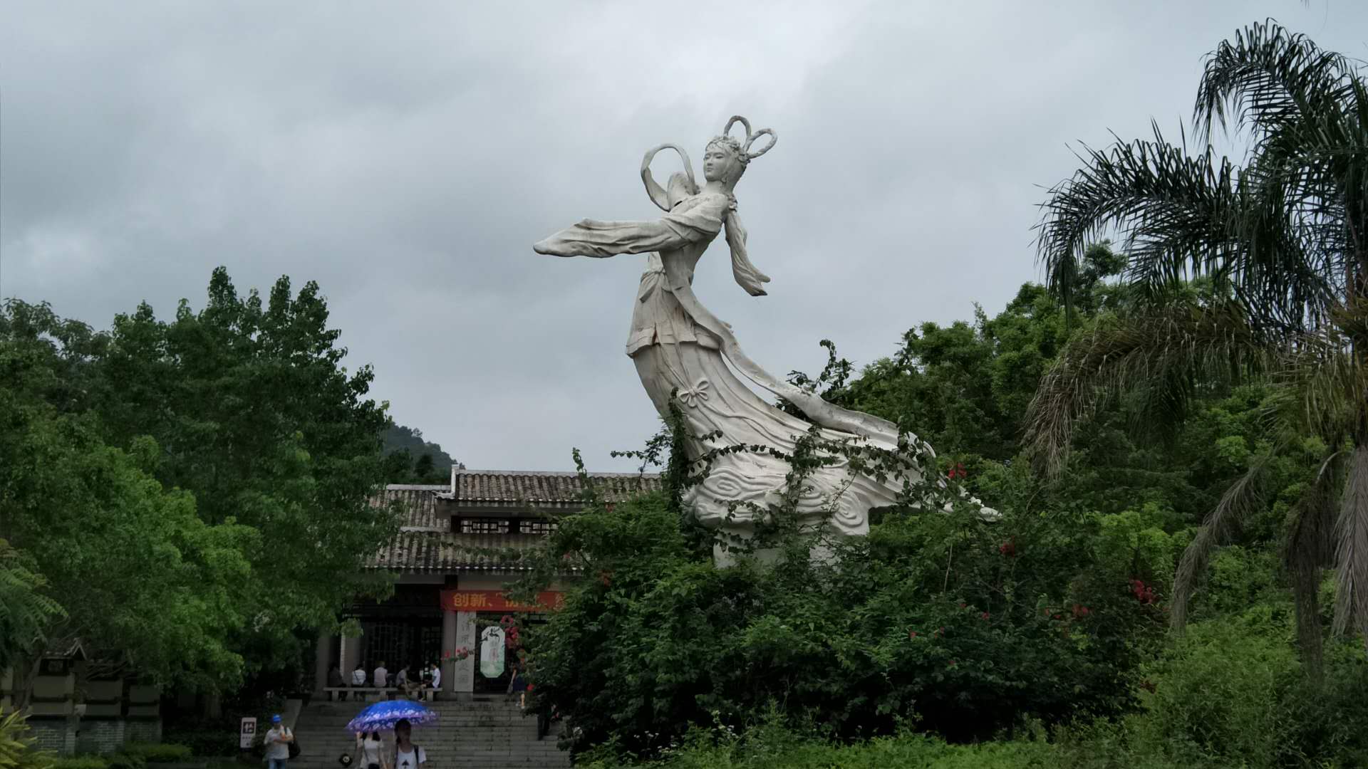 萬(wàn)綠湖畔鏡花緣封面圖