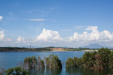 景點：茂名露天礦生態公園