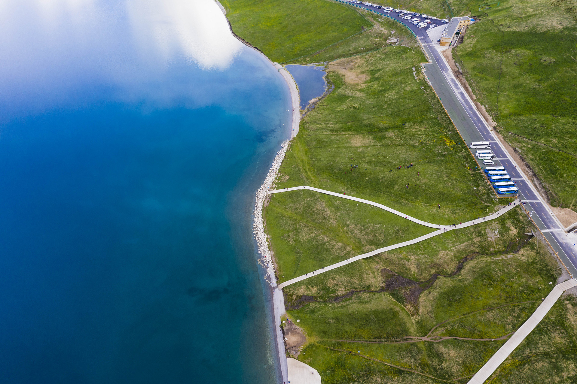 賽里木湖航拍封面圖